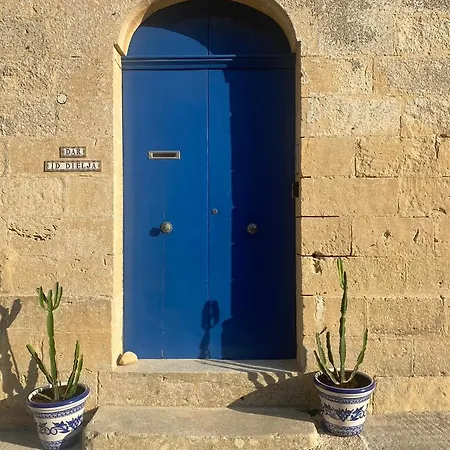 Spacious, Beautiful Villa, Large Garden And Pool, From Santa Luċija